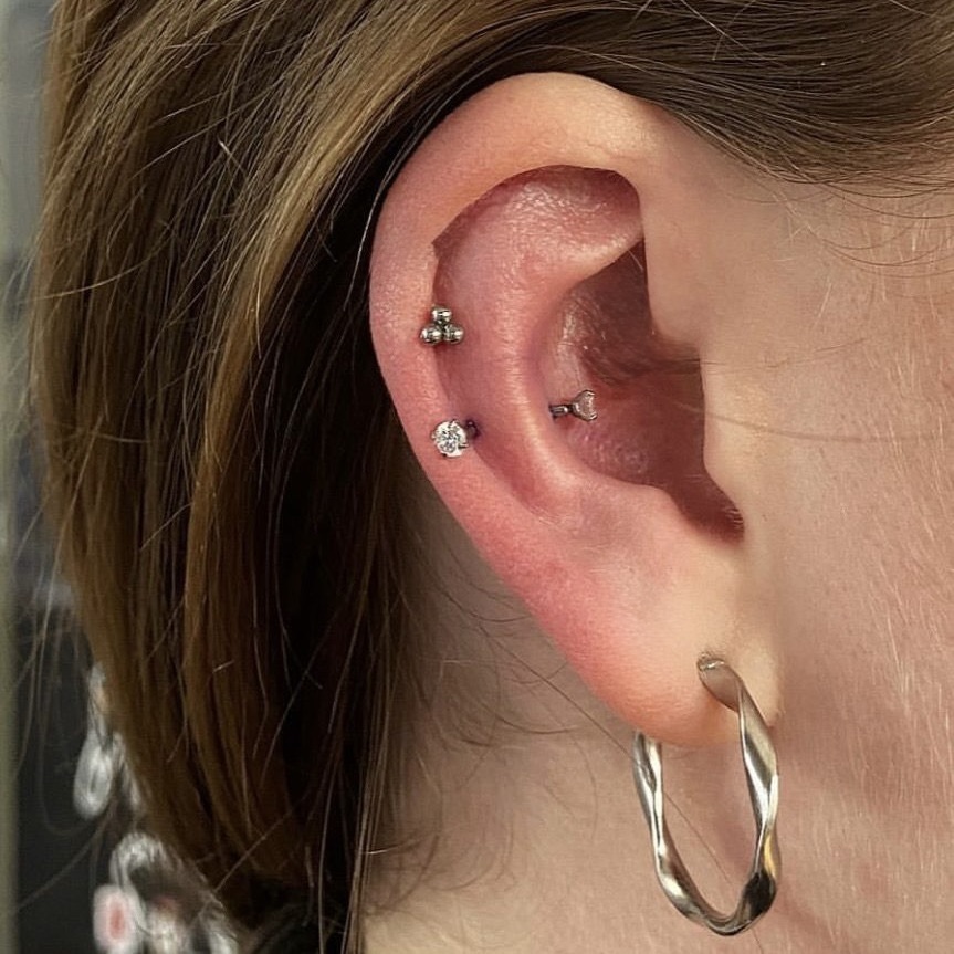 Titanium curved bar with claw-set gems